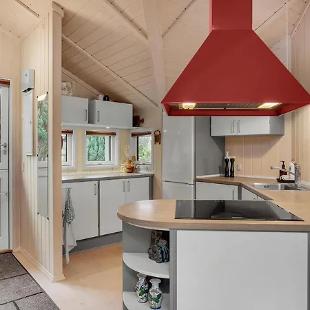 2 Bedroom Beautiful In Holiday home *